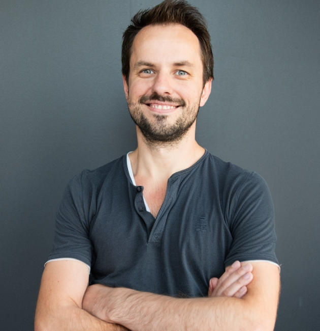 Raphael Engels graues Shirt